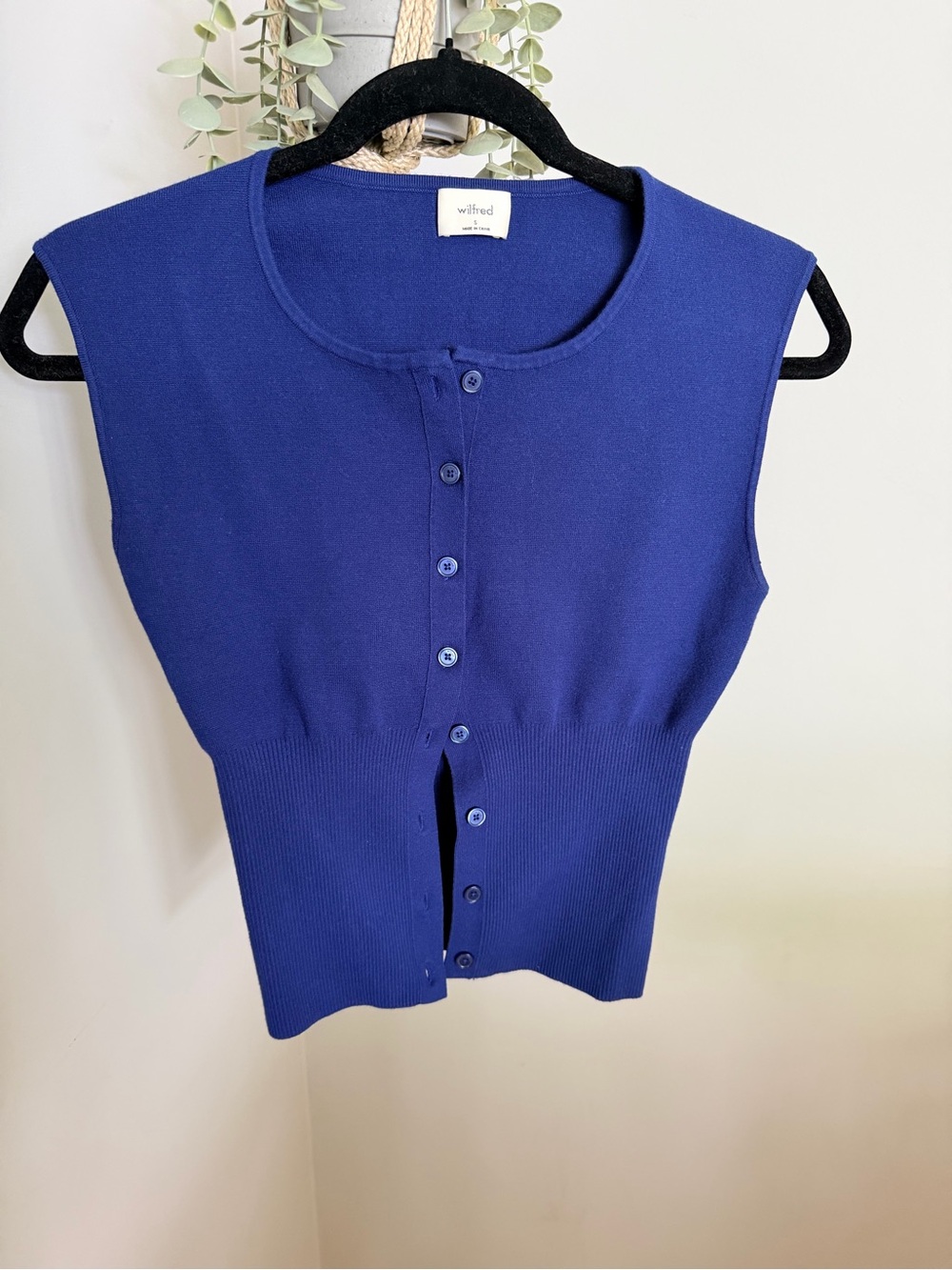 Aritzia sleeveless Go lightly cardigan